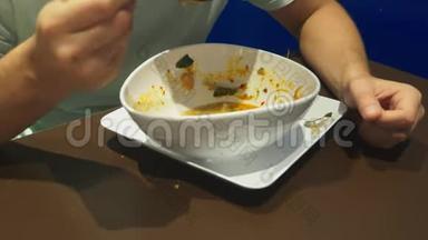 虾汤是泰国菜，味道酸辣.. 男人在餐馆的<strong>桌子</strong>上吃<strong>山</strong>药。 特写镜头。 概念